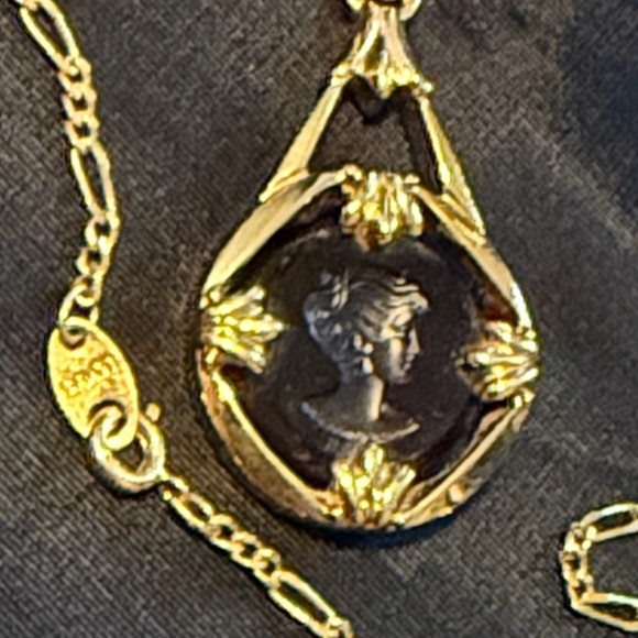 Avon Antique Moments amethyst Cameo 
Pendant 1992 Vintage 16.5 long EUC - Picture 1 of 11